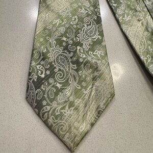 Van Heusen Stain Resistant Green Paisley 100% Silk Men’s Neck Tie Made In China